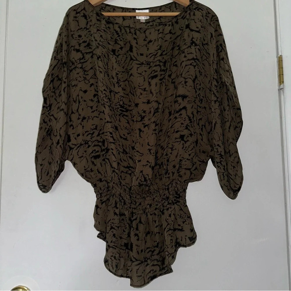 Parker Silk Animal Print Army Green Brown Black Design Ruffle Blouse Smocked S - Picture 2 of 12